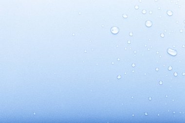 Renkli arka planda su damlaları. Seçici odak. Mavi. Ton