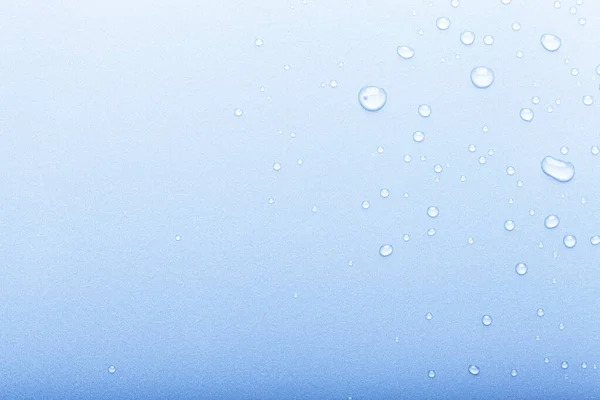 色の背景に水の滴。選択的な焦点。青。トン — ストック写真