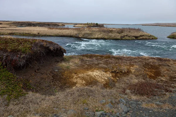 Río y césped atrofiado en un paisaje dramático de Islandia . — Foto de Stock