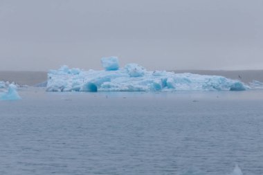İzlanda 'nın güneyinde buzdağı gölü Jokulsarlon