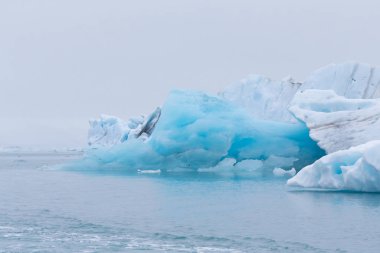 İzlanda 'nın güneyinde buzdağı gölü Jokulsarlon