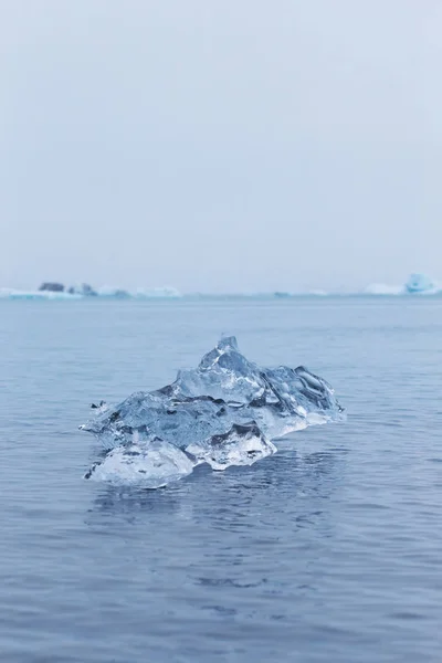Iceberg泻湖南部的奇形怪状的冰层 — 图库照片