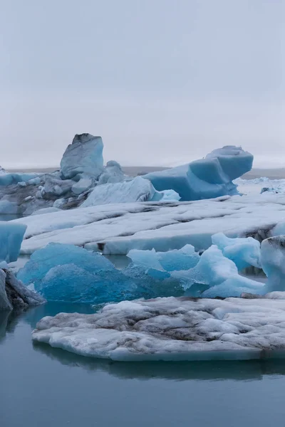 Причудливые льдины Айсбергской лагуны jokulsarlon на юге — стоковое фото