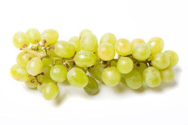 Açık arkaplanda taze yeşil üzüm