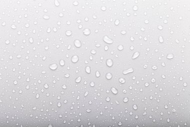 Renkli arka planda bir damla su. Seçici odaklanma. Gri