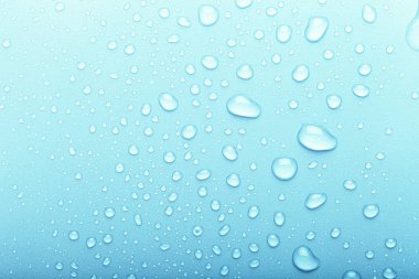 Renkli arka planda su damlaları. Seçici odak. Mavi. Ton