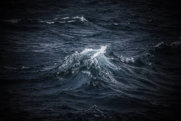 Olas de mar frío tormentoso en el sur de Islandia. Tonificado — Foto de Stock