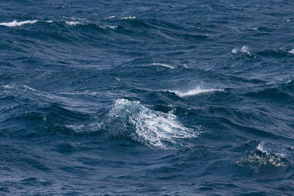 Onde di mare freddo e tempestoso nel sud dell'Islanda — Foto Stock