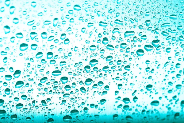 Краплі води на скляному фоні. Зелений. Вибірковий фокус. До — стокове фото