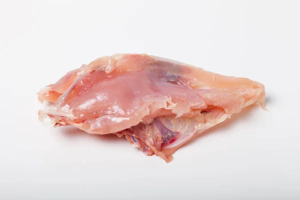 Сире м'ясо курки на світлому фоні — стокове фото