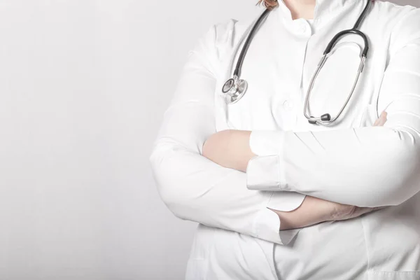 Medico donna in uniforme con fonendoscopio — Foto Stock