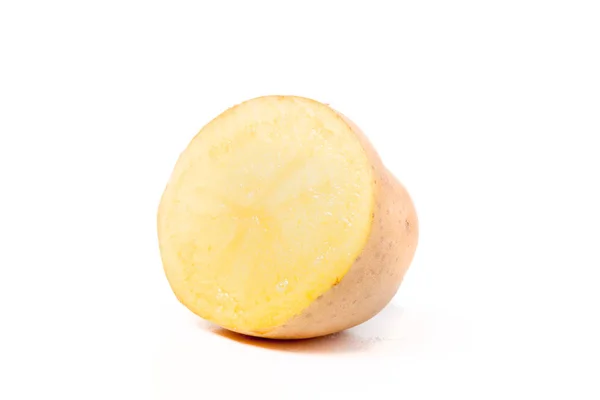 Ung potatis på ljus bakgrund — Stockfoto