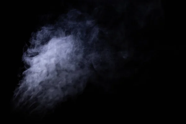 Tryskáč kouře na černém pozadí. Selektivní zaměření — Stock fotografie