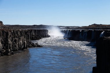 Taşlı, kayalık, sakin İzlanda ilkbahar manzarası.