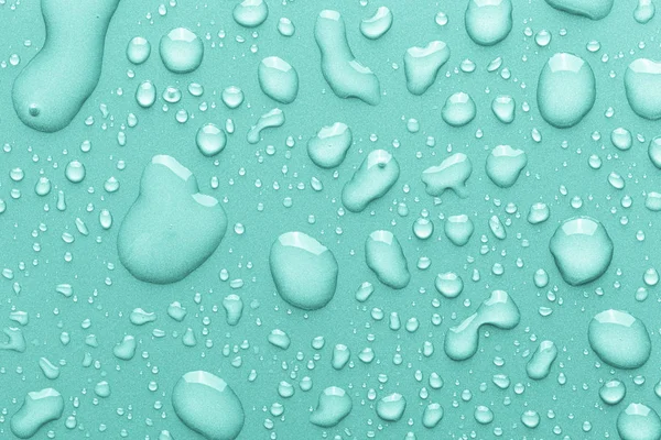 Gotas de agua sobre un fondo de color . — Foto de Stock