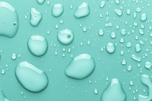 Gotas de agua sobre un fondo de color . —  Fotos de Stock
