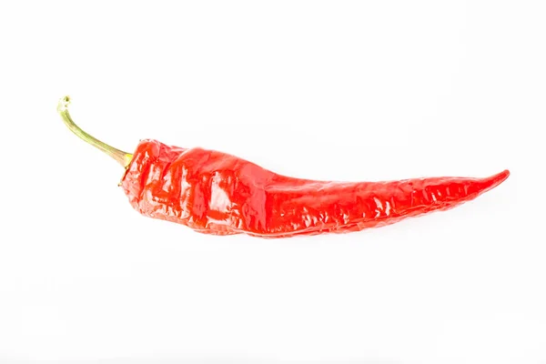 Яскравий червоний гарячий перець чилі ізольований на білому тлі — стокове фото