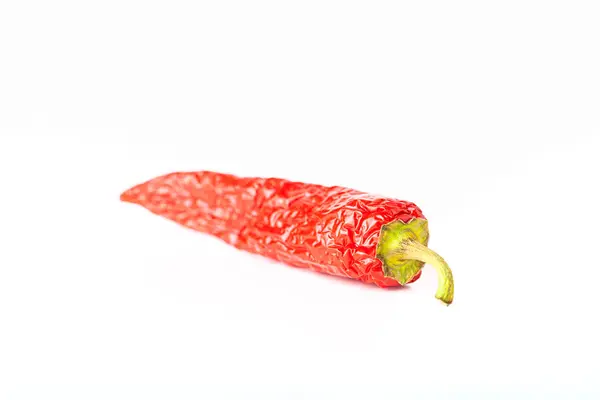 Heldere rode hete chili peper geïsoleerd op witte achtergrond — Stockfoto