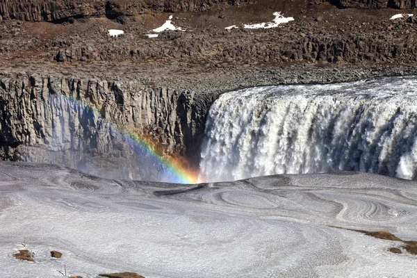 Acqua tempestosa e neve primaverile sporca. Bella vista sul Dettif — Foto Stock