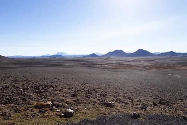 Köves sziklás nyugodt elhagyatott tavaszi táj Izland — Stock Fotó