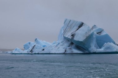 Iceberg 'in güneyindeki Jokulsarlon gölünün tuhaf buz kütleleri. 