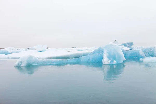 在冰岛南部的冰山泻湖 jokulsarlon。定了调子 — 图库照片