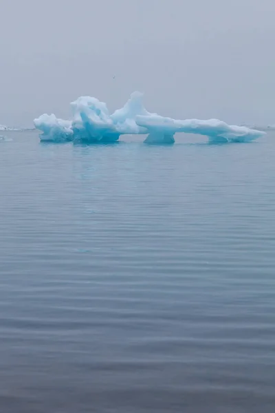 Bizarre banquises de la lagune d'Iceberg jokulsarlon au sud de — Photo