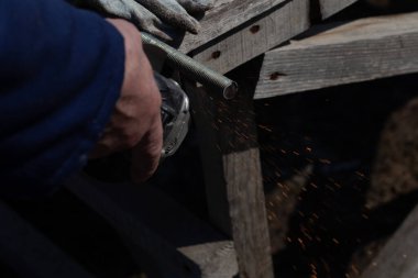 Deneyimli bir kaynakçı iş başında. Hazırlama ve kaynak işlemi o