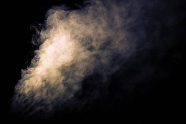 Siyah arka planda duman jeti. Seçici odak. Tonda