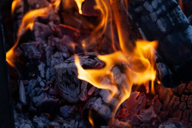 Yanan odun kütükleri, ateşte pişirme, sıcak akşam, th ışıltılar