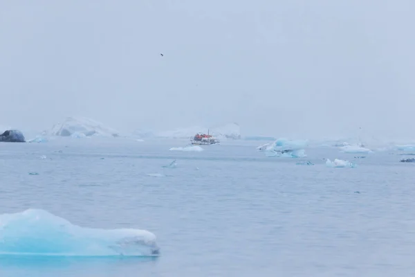 Bisarra isflak av isbergslagunen jokulsarlon på södra delen av — Stockfoto