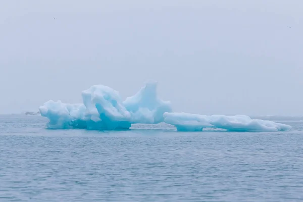 Причудливые льдины Айсбергской лагуны jokulsarlon на юге — стоковое фото