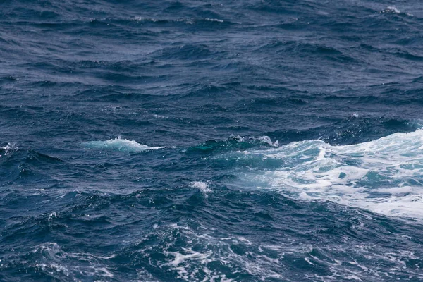 Onde di mare freddo e tempestoso nel sud dell'Islanda — Foto Stock