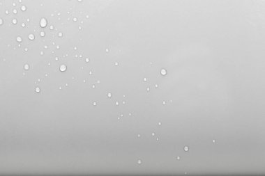 Renkli arka planda bir damla su. Seçici odaklanma. Gri