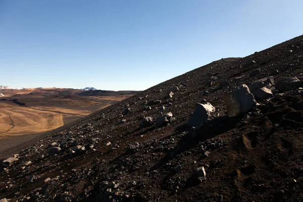 Fekete homok vulkán hegy lejtőn és láva marad Izlandon — Stock Fotó