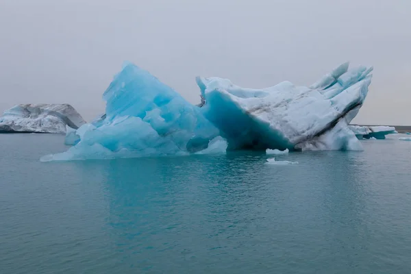 Bizarro gelo floes de Iceberg lagoa jokulsarlon no sul de — Fotografia de Stock