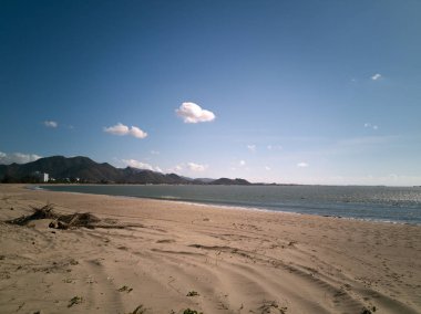 Güney Chin kıyısındaki bir otelin kumsalında.