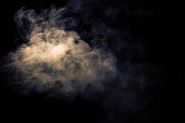 黒い背景に煙のジェット。選択的な焦点。トーン — ストック写真