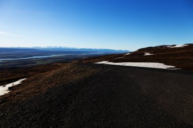 İzlanda 'nın sakin bir bahar manzarasında yol