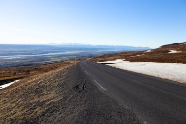 İzlanda 'nın sakin bir bahar manzarasında yol