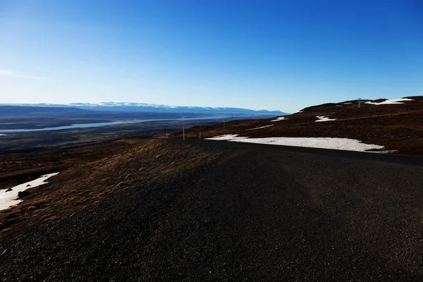 Route sur un paisible paysage printanier déserté d'Islande — Photo