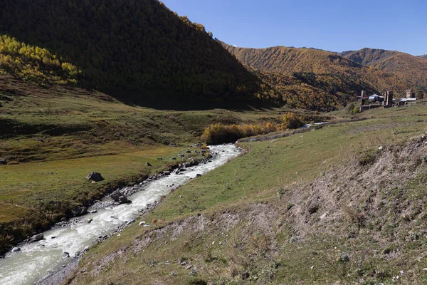Blick auf das Dorf Uschguli in einer wunderschönen Herbstlandschaft — Stockfoto