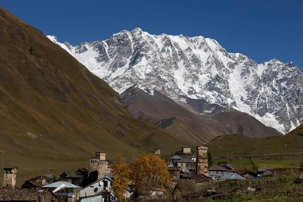 Vue sur le village d'Ushguli dans un beau paysage d'automne w — Photo