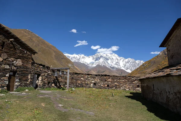 Anciennes maisons en pierre et clôtures du village d'Ushguli dans un beaut — Photo