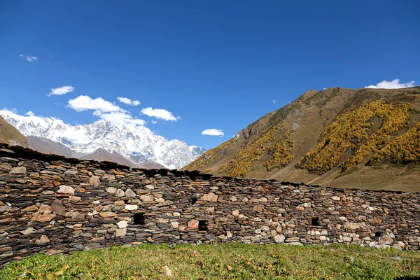 Vista del pueblo de Ushguli en un hermoso paisaje otoñal w —  Fotos de Stock