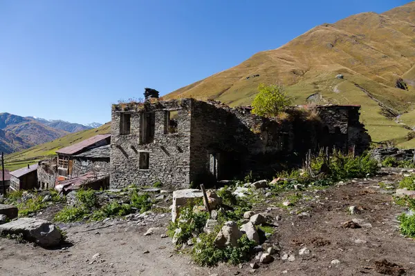 Vista del pueblo de Ushguli en un hermoso paisaje otoñal w —  Fotos de Stock