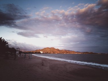 Güney Chin kıyısındaki bir otelin kumsalında.