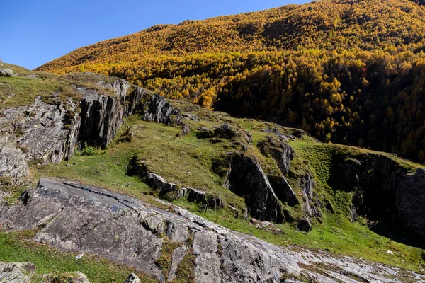 Picturesque mountainsides near the village of Ushguli in Svaneti — Stock Photo, Image