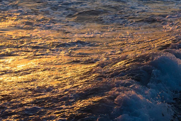 Oberfläche einer ruhigen See bei Sonnenuntergang. Selektiver Fokus. flache Tiefe — Stockfoto