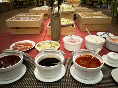 Vietnam 'da bir otel restoranında yemek büfesi.